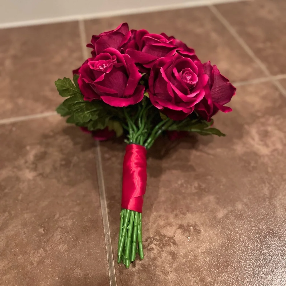 Bouquet with 12 (1 dozen) faux deep red/burgundy roses - Picture 4 of 7